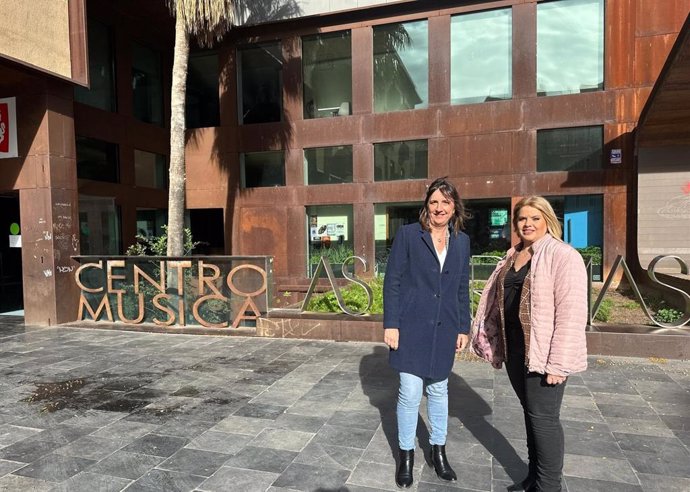 La portavoz del grupo municipal del PSOE en el Ayuntamiento de Zaragoza, Lola Ranera, y la concejal Eva Cerdán, en Las Armas