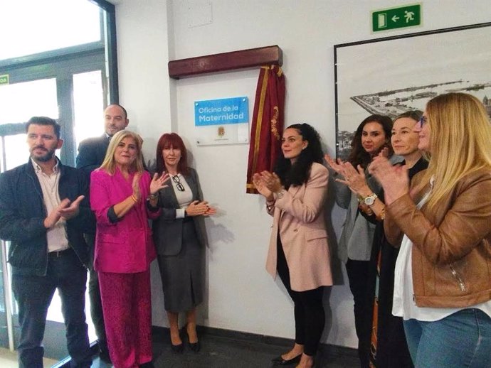 Concejales del grupo municipal Vox y del Gobierno local (PP) durante la inauguración de la oficina de "atención a la maternidad" el 20 de noviembre de 2024 en Alicante.