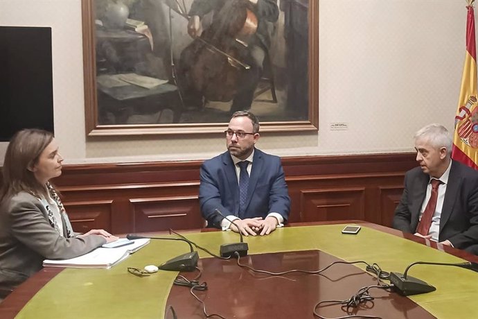 El acalde de Tomelloso, Javier Navarro, ha mantenido una reunión de trabajo, en el Congreso, con los Diputados nacionales por la provincia de Ciudad Real, Carmen Fúnez y Enrique Belda