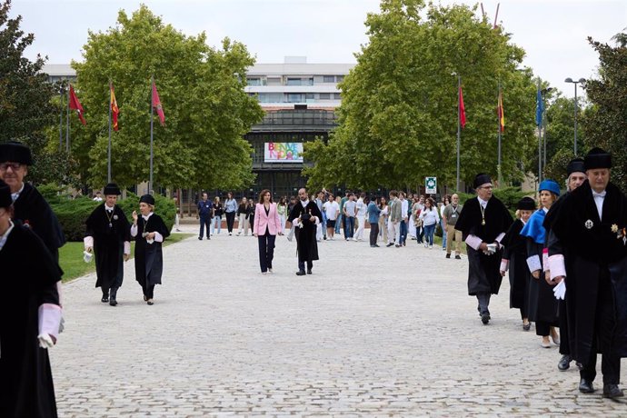 Archivo - La presidenta de la Comunidad de Madrid, Isabel Díaz Ayuso, y el rector de la Universidad Carlos III de Madrid, Ángel Arias, a su llegada al solemne acto de apertura del curso académico 2024/25