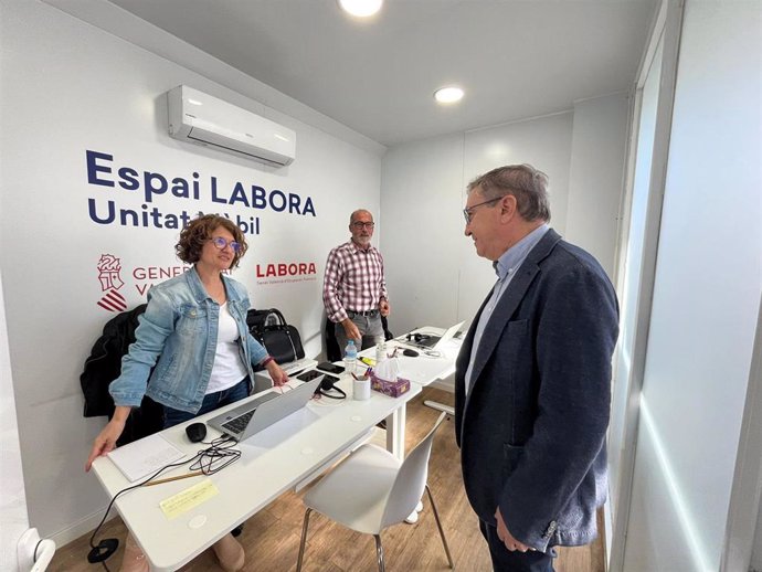 El conseller de Empleo, José Antonio Rovira, visita una unidad móvil de Labora