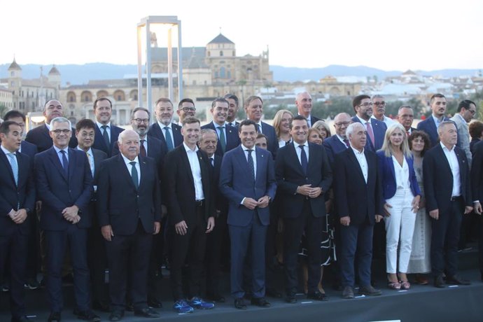 Archivo - El presidente de la Junta de Andalucía, Juanma Moreno (c), junto a las autoridades asistentes al acto de apertura del Congreso Mundial de la Organización de Ciudades Patrimonio de la Humanidad.