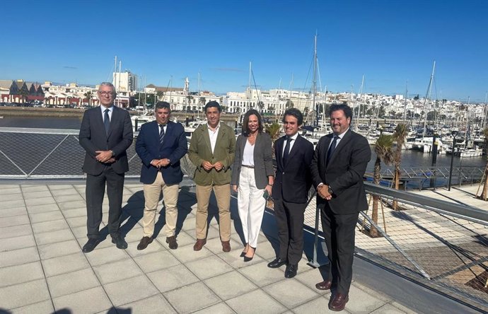 La consejera de Fomento, Articulación del Territorio y Vivienda, Rocío Díaz, visita el puerto de Ayamonte (Huelva) junto a otras autoridades onubenses.