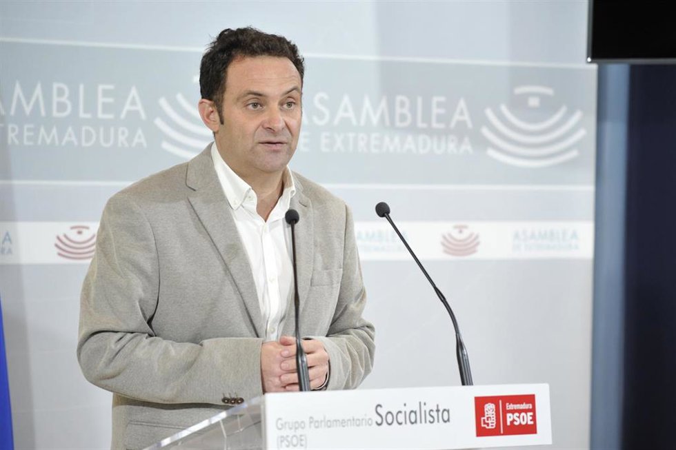 El portavoz de Hacienda del Grupo Parlamentario Socialista en la Asamblea, Jorge Amado, en rueda de prensa