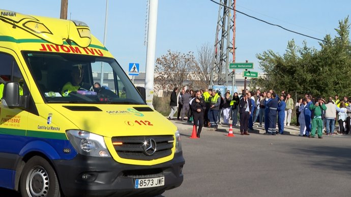 Trabajadores del Polígono Industrial de Toledo tras la explosión en la empresa farmacéutica Alcaliber.