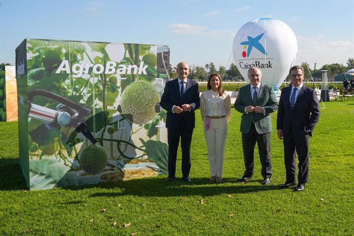 El director de AgroBank, Jaime Campos; la presidenta del Fondo Español de Garantía Agraria, Maria José Hernández; el director territorial de CaixaBank en Andalucía, Juan Ignacio Zafra, y el director comercial de Banca Privada de CaixaBank, Juan Llamas.