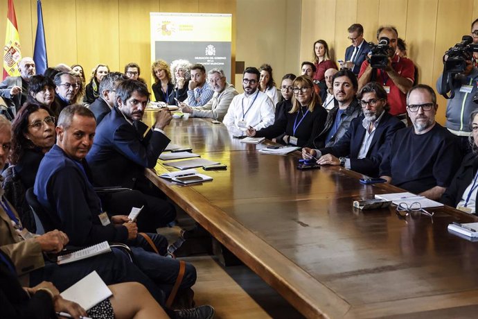 El ministro de Cultura, Ernest Urtasun (3i), durante una reunión para hacer seguimiento del Plan de Reconstrucción de la Cultura Valenciana del Ministerio de Cultura