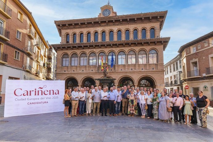 Foto de familia de la candidatura de Cariña a Ciudad Europea del Vino 2025.