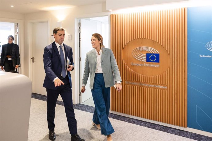 El Lehendakari, Imanol Pradales, con la presidenta del Parlamento Europeo, Roberta Metsola, en la sede de la Eurocámara en Bruselas (Bélgica)