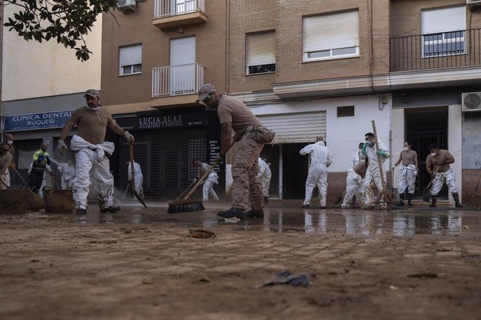 Varias personas trabajan para limpiar tras la DANA 