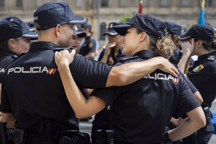 Policías Nacionales abrazándose