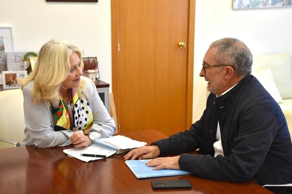 La delegada de la Junta de Andalucía en la provincia de Cádiz, Mercedes Colombo, en una reunión con José Manuel Pose Pena, presidente de la Asociación de Familiares y Amigos de las Víctimas del 'Domenech de Varo'.