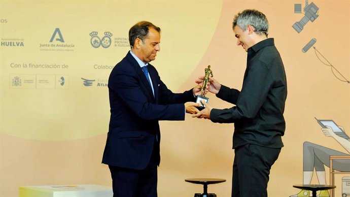 Guillermo Rojas recoge el el Premio al Mejor Cineasta de Andalucía en el Festival de Cine de Huelva.