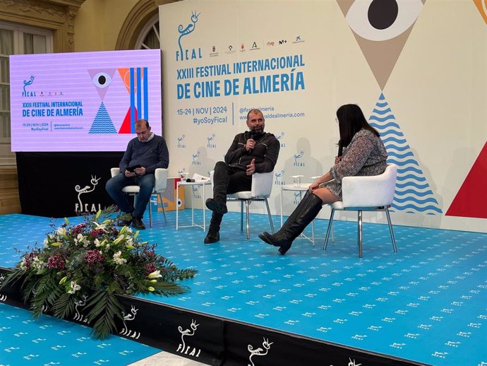 El director de Fical, Enrique Iznaola; el director de '¿Es el enemigo? La película de Gila', Alexis Morante ; y la diputada Delegada Área de Cultura, Cine e Identidad Almeriense, Almudena Morales, durante su participación en una rueda de prensa de Fical.