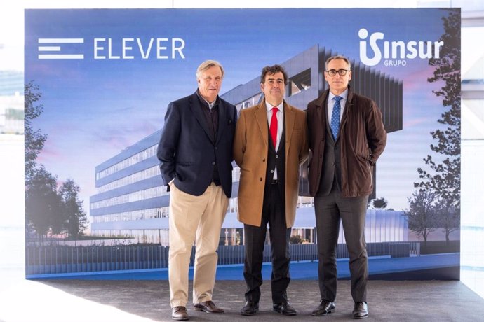 Grupo Insur realiza la puesta de bandera de Elever, el nuevo edificio de ofinas de Las Tablas