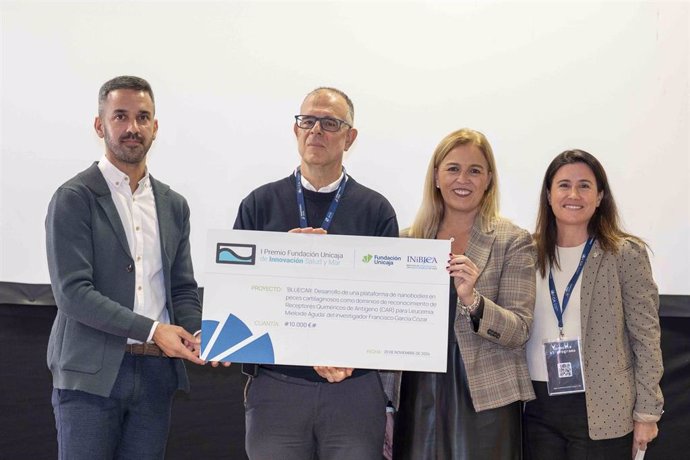 El investigador de la Universidad de Cádiz, Francisco García Cózar, recibe el I Premio de Innovación 'Salud y Mar' entregado por Fundación Unicaja y el Instituto de Investigación e Innovación Biomédica de Cádiz (Inibica)