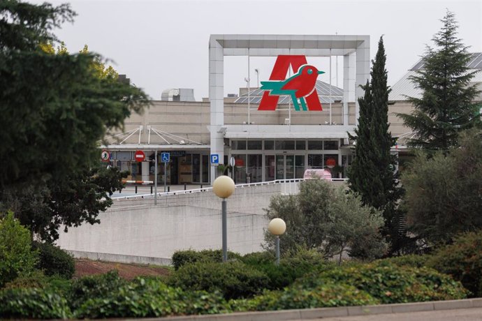 Archivo - Fachada del supermercado del Alcampo 