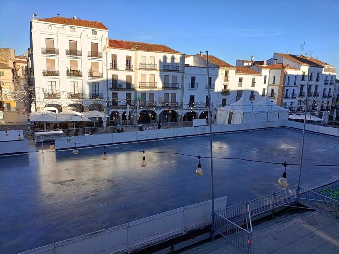 Archivo - Pista de hielo instalada en la Plaza Mayor de Cáceres en las navidades de 2023