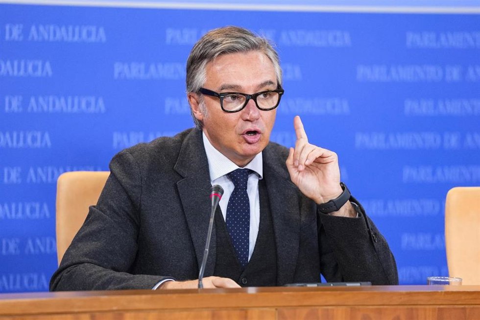 El portavoz del Grupo Parlamentario Vox, Manuel Gavira, durante la ronda de ruedas de prensa de portavoces de los grupos parlamentarios en el Parlamento de Andalucía, a 20 de noviembre de 2024 en Sevilla (Andalucía, España). Los portavoces de los grupos