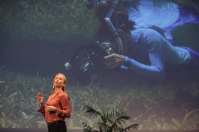 La exploradora y activista Céline Cousteau, durante su intervención en la inauguración del Blue Zone Forum-Innovazul 2024. 