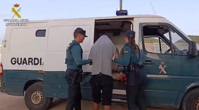 Agentes de la Guardia Civil con el detenido en Sant Josep por robos y amenazas.