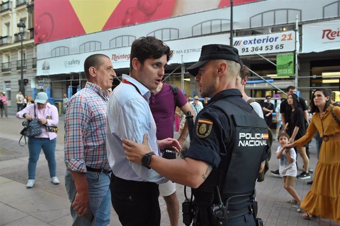 Archivo - Varios manifestantes se enfrentan aVito Quiles (2i), durante la concentración en Madrid contra Milei