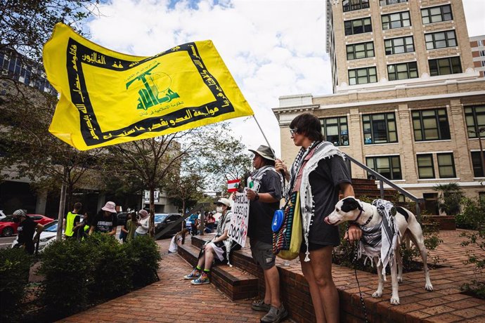 Manifestante en Estados Unidos con una bandera de Hezbolá