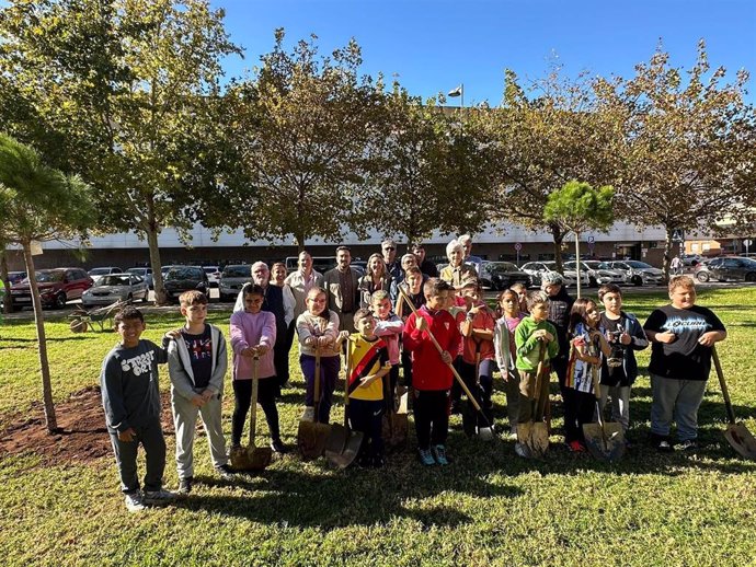 Jornada de plantación urbana en el Parque de la Avenida Salud Gutiérrez de Rabesa