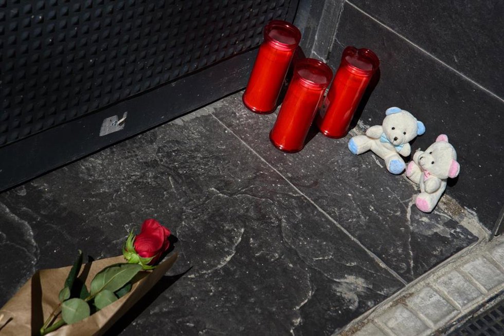 Archivo - Una rosa, tres velas y dos osos de peluche en la puerta del garaje de la vivienda donde un hombre ha matado presuntamente a su mujer y sus dos hijos menores, 10 de abril de 2024, en El Prat de Llobregat, Barcelona, Catalunya (España). Foto arc