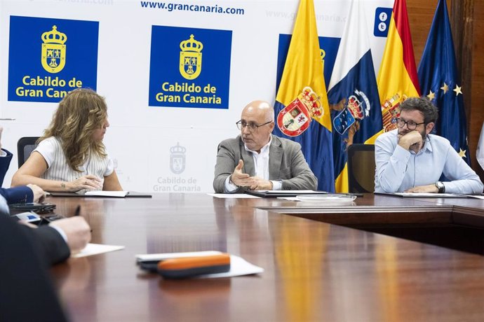 El presidente del Cabildo de Gran Canaria, Antonio Morales, en la reunión con los eurodiputados de La Izquierda