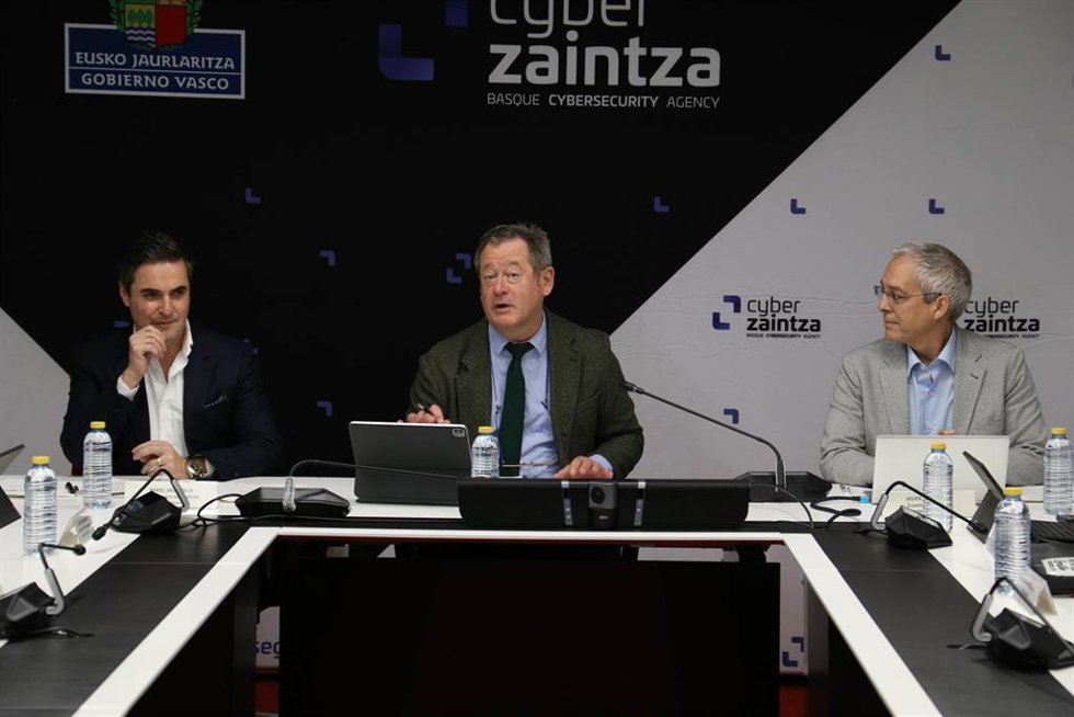 El consejero de Seguridad, Bingen Zupiria, acompañado por el director general de Cyberzaintza, Javier Diéguez, ha presidido este miércoles la reunión del Consejo de Administración de la Agencia Vasca de Ciberseguridad