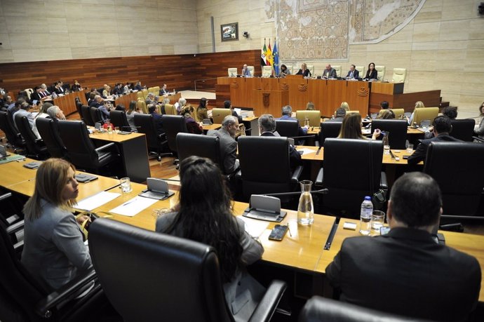 Pleno en la Asamblea de Extremadura en una imagen de archivo