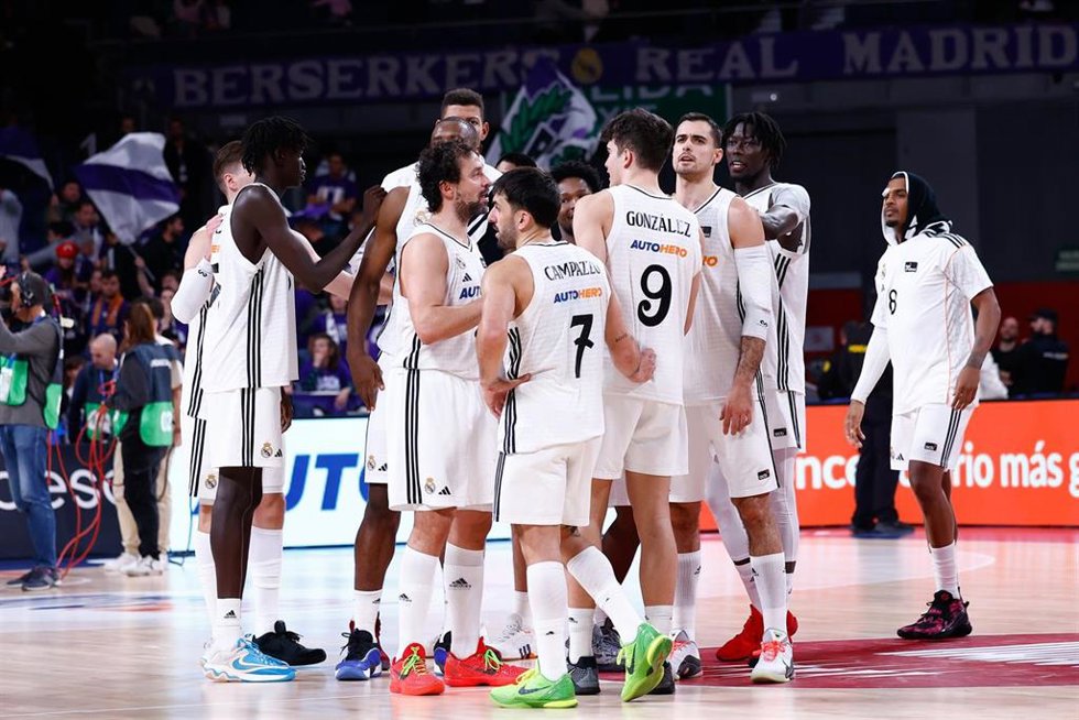 Los jugadores del Real Madrid de baloncesto celebran la victoria sobre Hiopos Lleida, en la Liga Endesa.