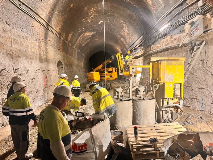 Treballs d'Adif a l'interior del túnel de Roda de Berà (Tarragona)