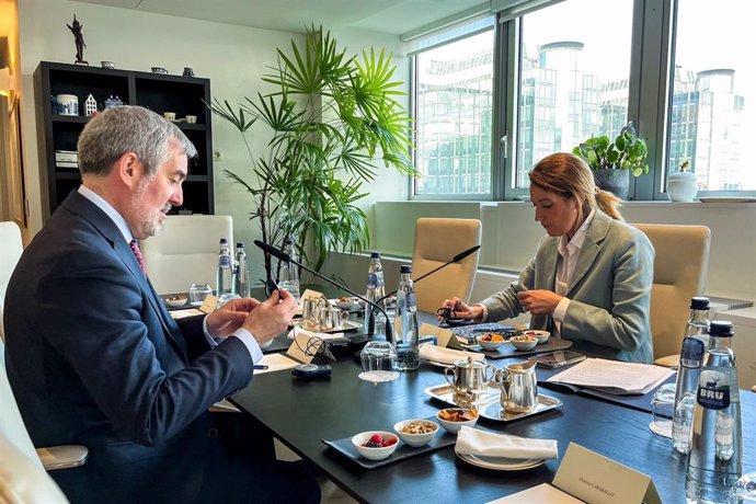 El presidente de Canarias, Fernando Clavijo, y Roberta Metsola, presidenta del Parlamento Europeo