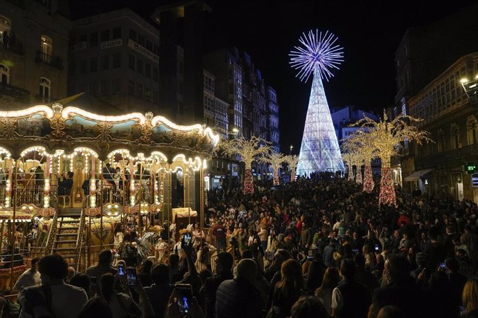 Cientos de personas asisten al encendido de las luces de Navidad en Porta do Sol de Vigo.