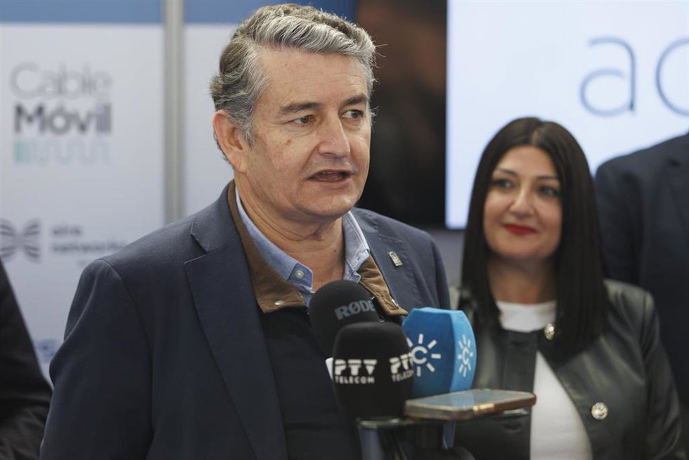 El consejero de la Presidencia, Interior, Diálogo Social y Simplificación Administrativa, Antonio Sanz, atiende a los medios de comunicación en presencia de la alcaldesa de Armilla, Loli Cañavate