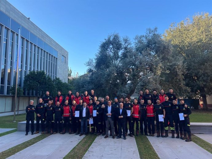 Imagen de grupo de los bomberos estabilizados del Consorcio Provincial de Sevilla