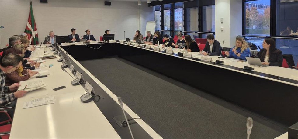 El consejero de Turismo, Comercio y Consumo, Javier Hurtado, ha presidido este miércoles la primera Mesa de Turismo de Euskadi de la nueva legislatura