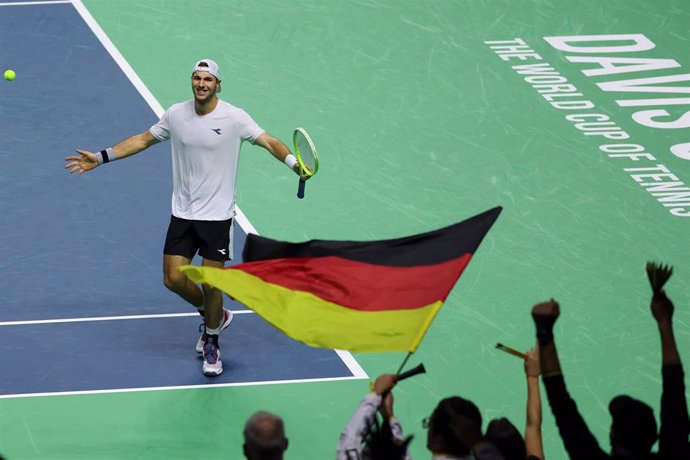 El tenista alemán Jan-Lennard Struff celebra el triunfo ante el canadiense Denis Shapovalov, en los cuartos de final de las Finales de la Copa Davis 2024, en Málaga.