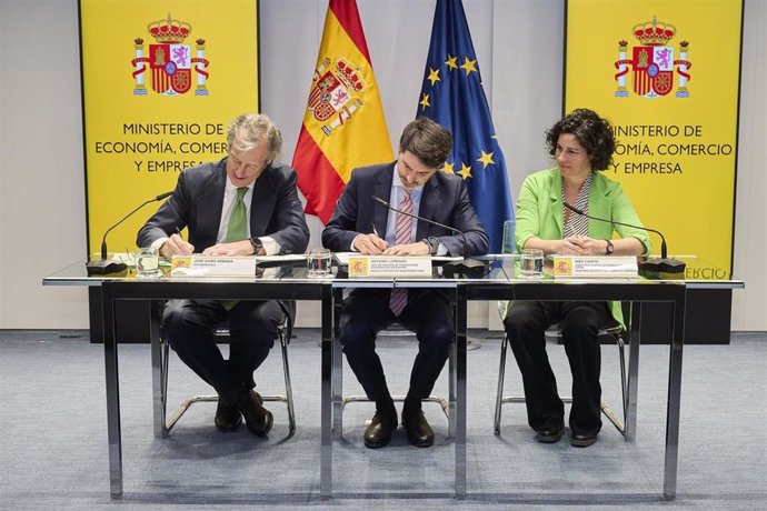 José Saiz Armada, director de Finanzas, Control y Desarrollo Corporativo de Iberdrola; Antonio Lorenzo, jefe de la división de Financiación Corporativa en España del BEI; e Inés Carpio San Román, directora general de Financiación Internacional del Tesoro