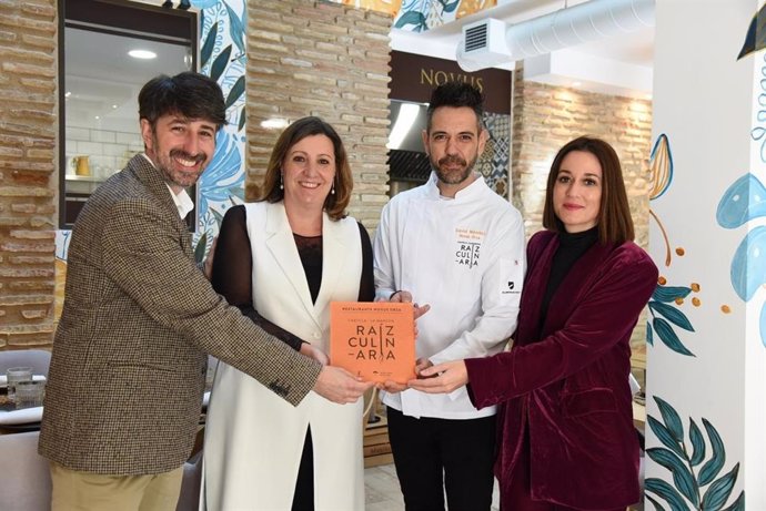 La consejera de Economía, Empresas y Empleo, Patricia Franco; junto con la directora general de Turismo, Comercio y Artesanía, Ana Isabel Fernández, entrega la distinción a uno de esos nuevos embajadores, el restaurante Novus Orza.