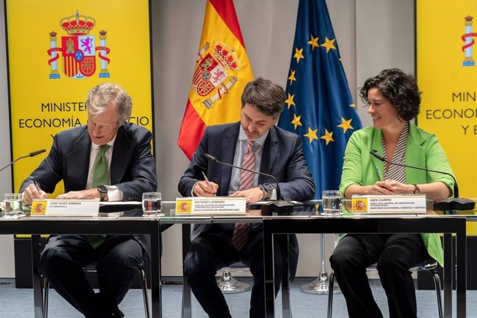 Firma del Ministerio de Economía, BEI e Iberdrola.