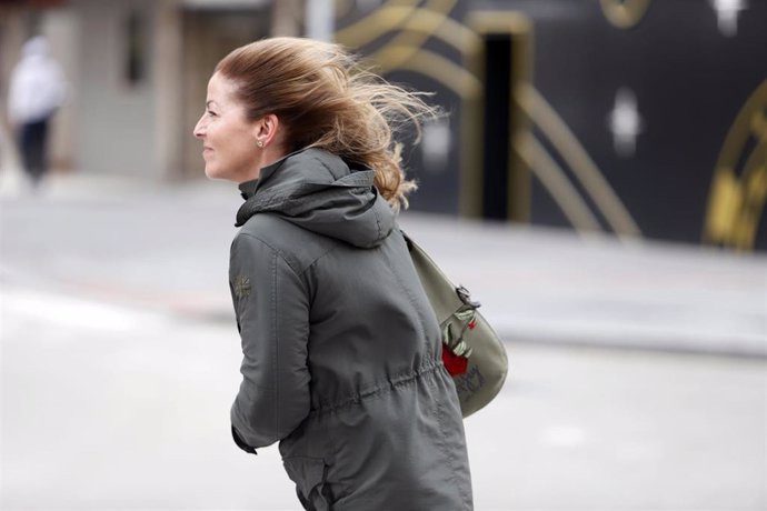 Archivo - Una mujer intenta andar por la calle en un temporal marcado por las fuertes rachas de viento.