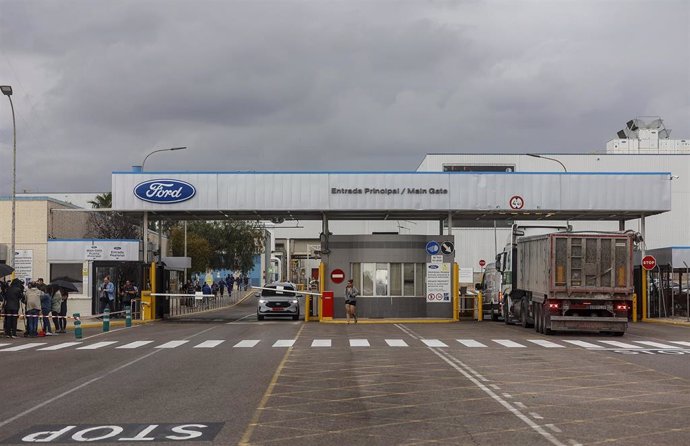 Archivo - Varios trabajadores en la fábrica de Ford, a 12 de junio de 2024, en Almussafes, València, Comunidad Valenciana (España). 