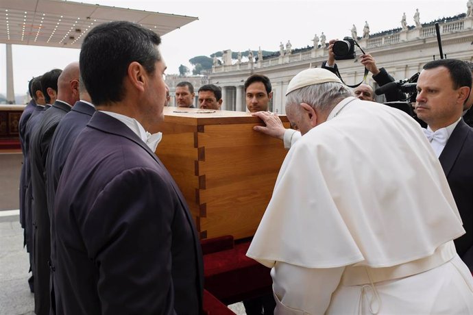 Archivo - El papa Francisco posa su mano en el féretro durante el funeral del pontífice emérito, Benedicto XVI,