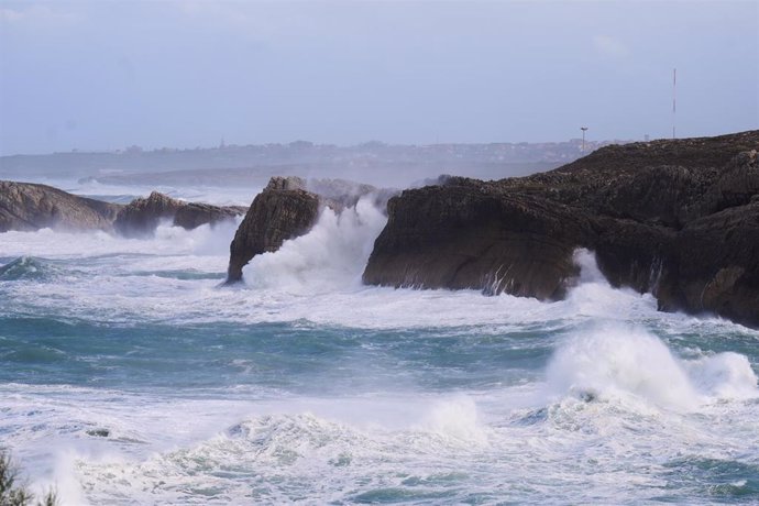 Archivo - Olas rompiendo en Santander