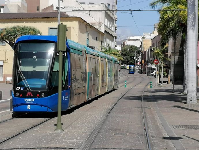 Archivo - Tranvía parado en Santa Cruz de Tenerife por el cero energético