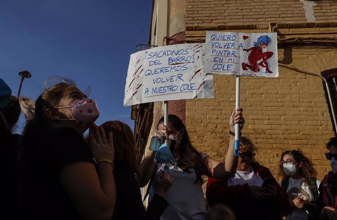 Protestas de las AMPA de Paiporta (Valencia) ante al situación de "abandono" y exigiendo "soluciones" para que los escolares puedan volver a los centros.