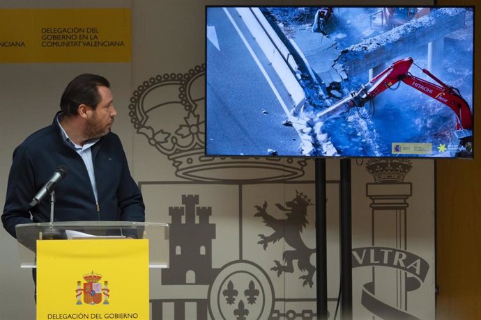 El ministro de Transportes y Movilidad Sostenible, Óscar Puente, durante una rueda de prensa en la sede de la Delegación del Gobierno en València.